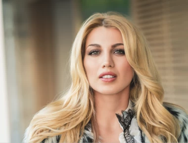 «Ξεμπρόστιασαν» τη Σπυροπούλου στα social media: Η ίδια φωτό με μαγιό πριν και μετά το Photoshop (φωτό)